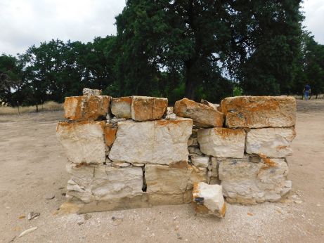[Picture of unknown walled grave]